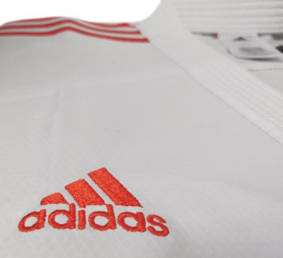 KARATEGI ADIDAS ADILIGHT PRIMEGREEN CON STRISCE ROSSE WKF